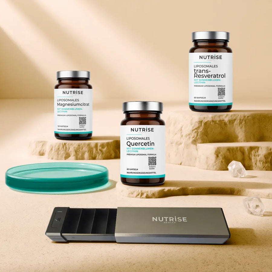 Liposomales Magnesiumcitrat, Quercetin und trans‑Resveratrol von Nutrise Health mit geöffnetem Supplement Case auf hellem Kalkstein.