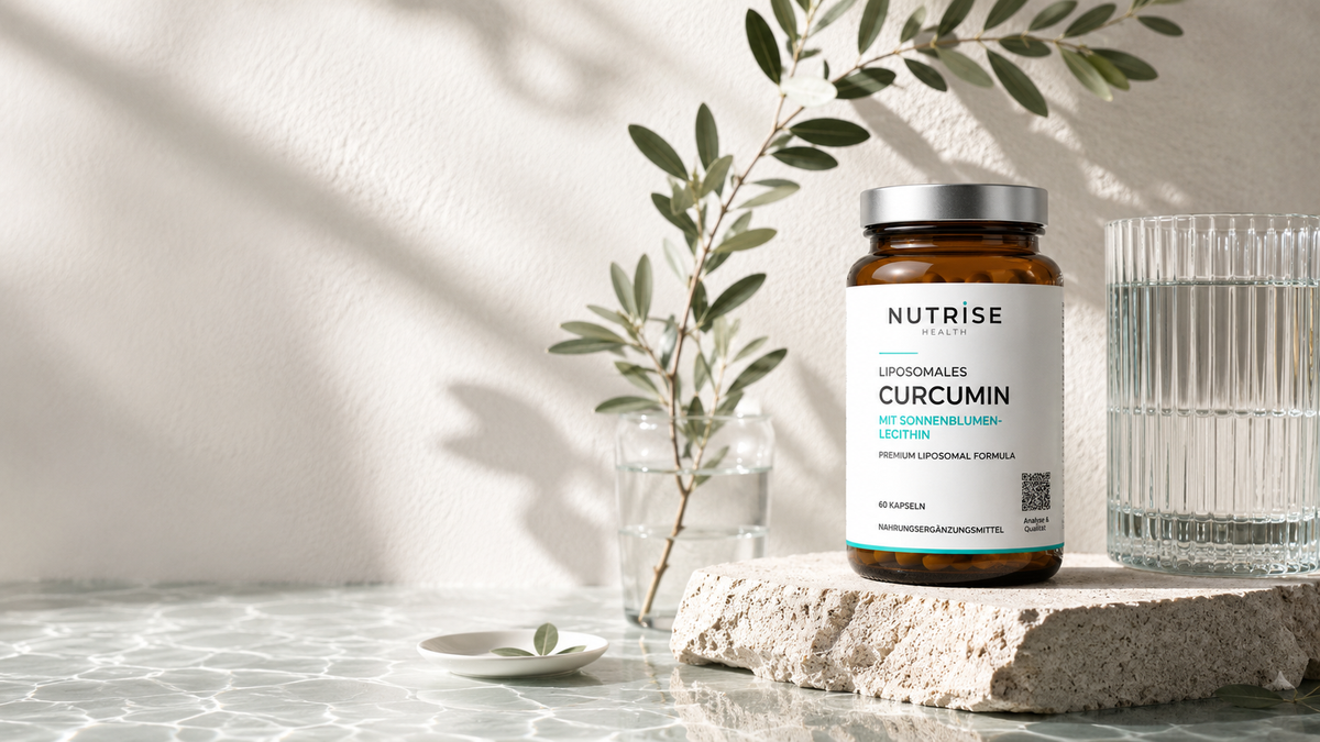 Liposomales Curcumin von Nutrise Health auf hellem Naturstein neben Olivenzweig und Wasserglas