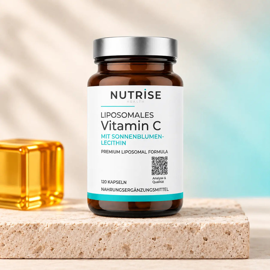 Liposomales Vitamin C von Nutrise mit orangefarbenem Zitruswürfel