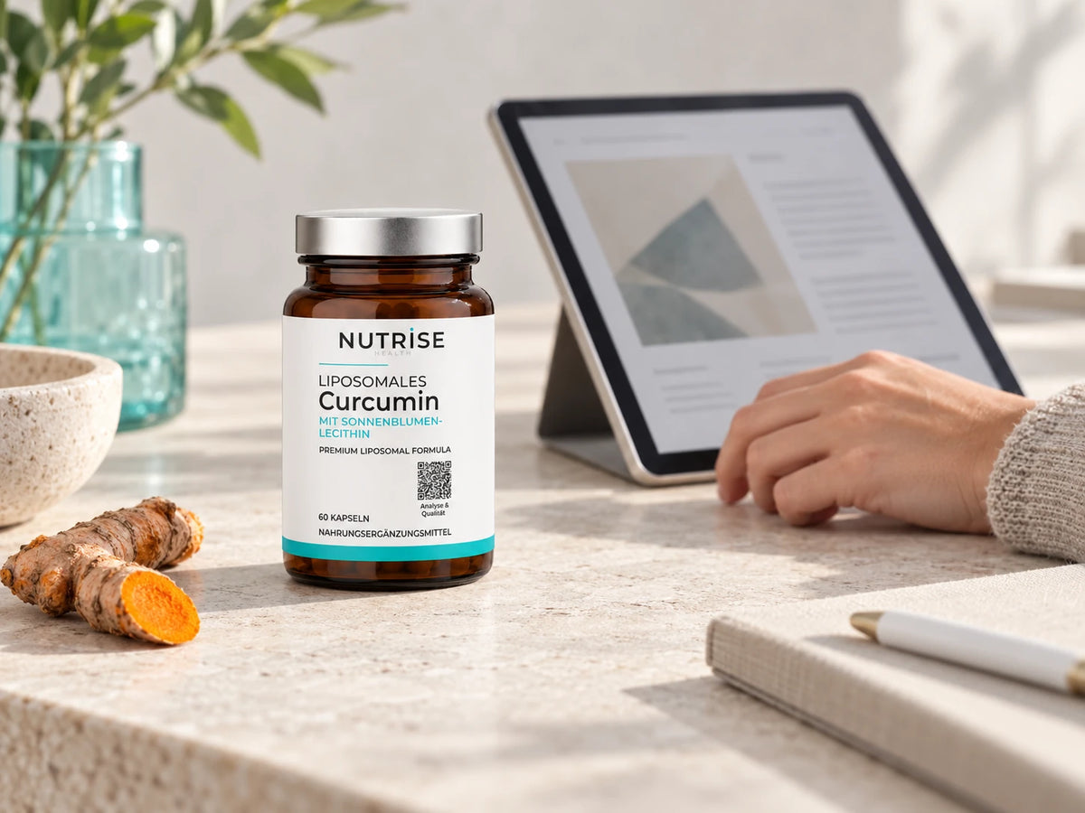 Nutrise Curcumin im Braunglas neben einem Tablet mit Produktunterlagen