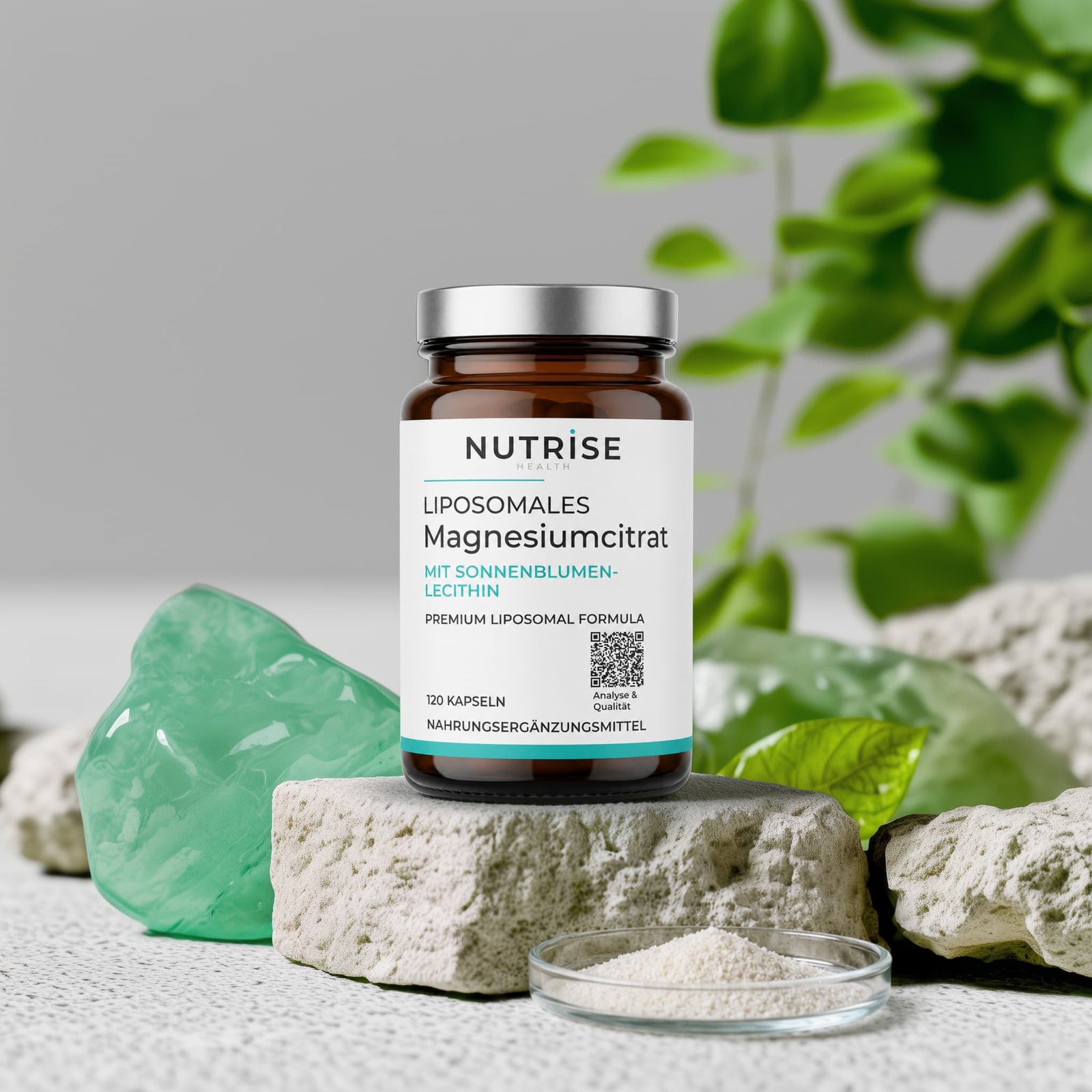 Nutrise Health Liposomales Magnesiumcitrat in einer Braunglasflasche auf hellem Kalkstein in mineralischer Kulisse.