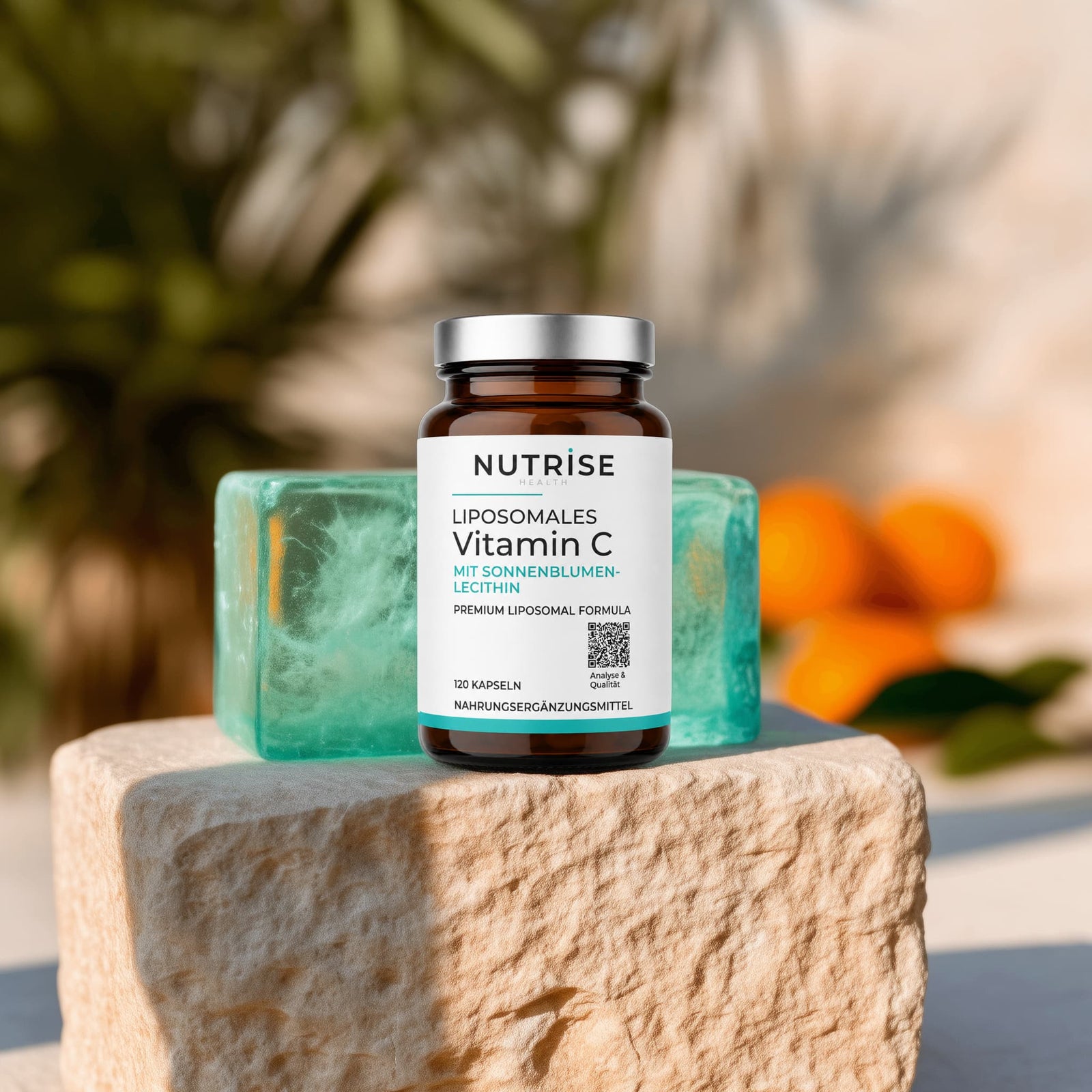 Nutrise Health Liposomales Vitamin C in einer Braunglasflasche auf hellem Naturstein mit türkisen und orangefarbenen Akzenten.
