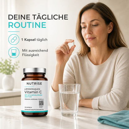 Frau nimmt eine Kapsel Nutrise Health Liposomales Vitamin C mit einem Glas Wasser ein