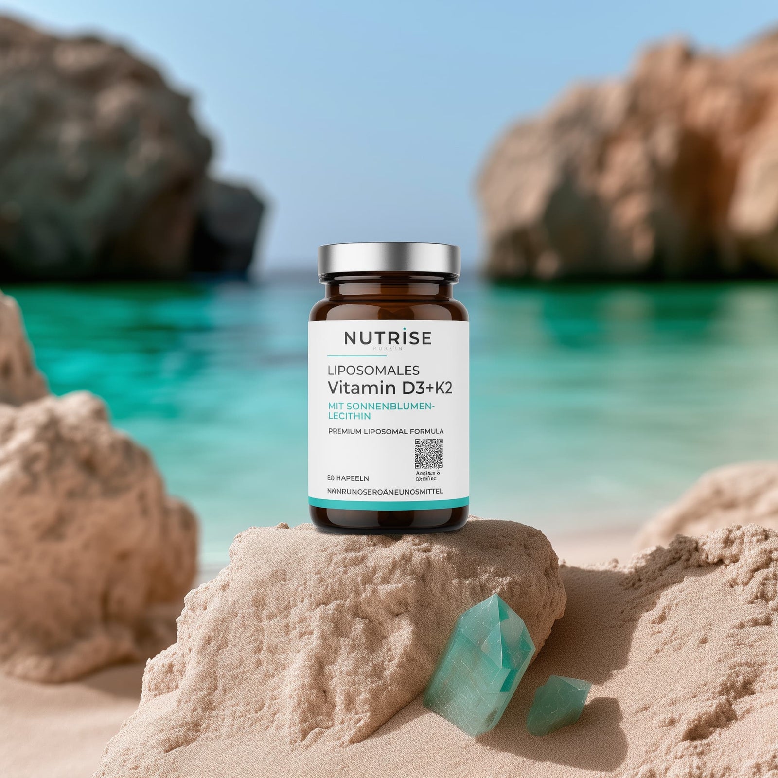 Nutrise Health Liposomales Vitamin D3+K2 in einer Braunglasflasche vor türkisfarbenem Wasser und hellen Felsen.