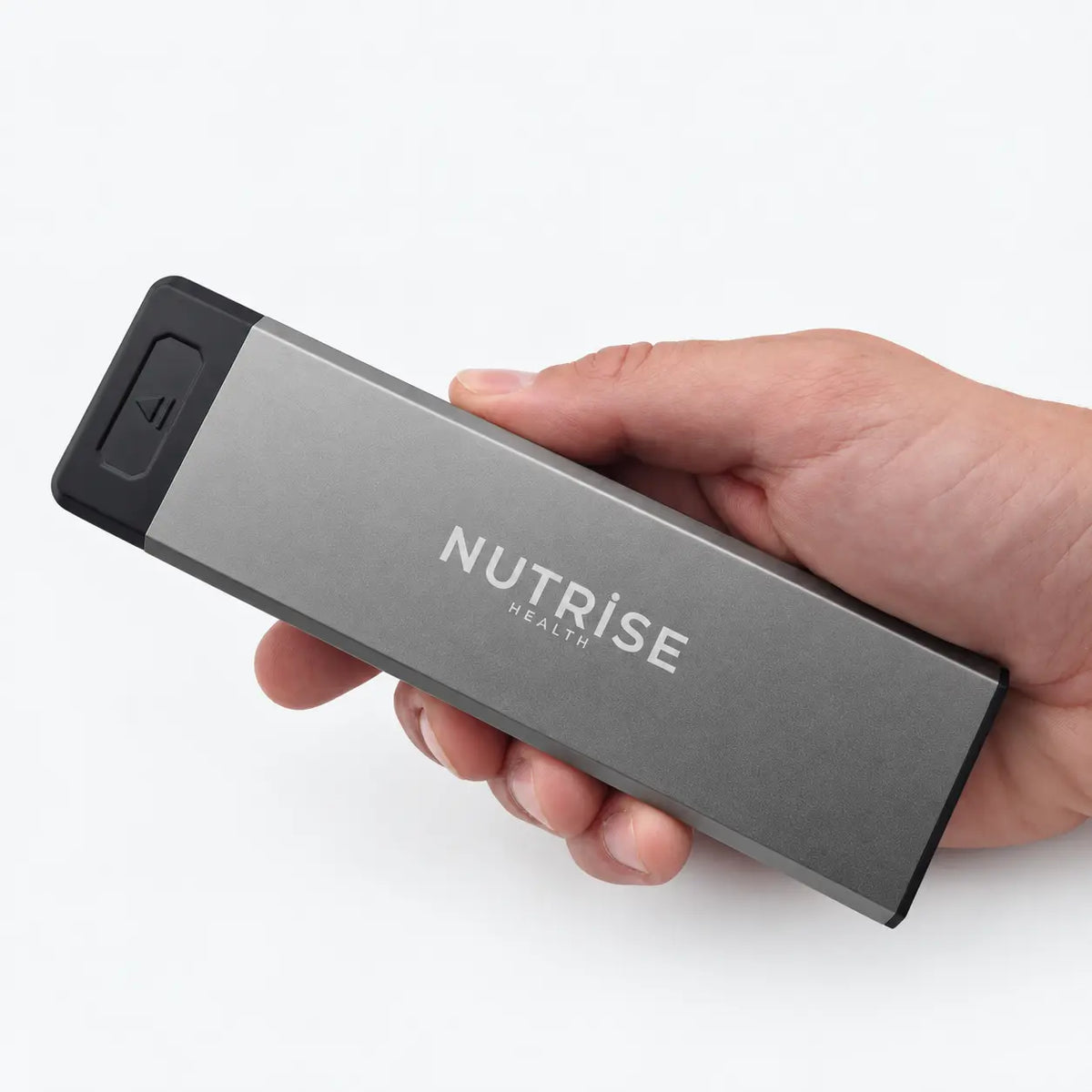 Graues Nutrise Supplement Case in der Hand als Größenvergleich