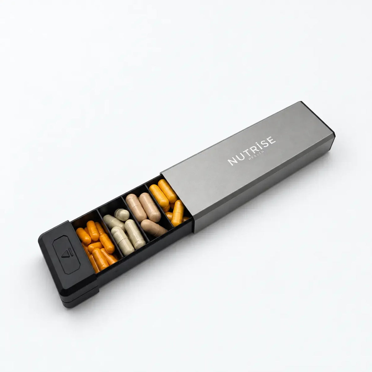 Teilweise aufgeschobenes Supplement Case mit Aluminiumgehäuse und schwarzem ABS-Inlay