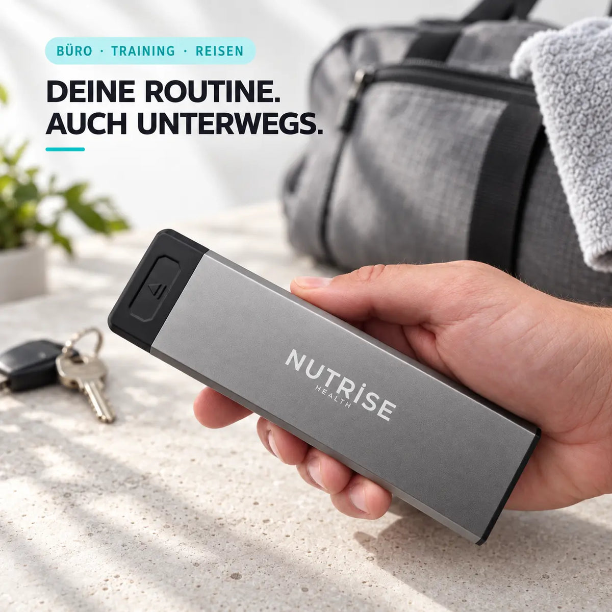 Nutrise Supplement Case in der Hand vor einer Tasche, für Büro, Training und Reisen