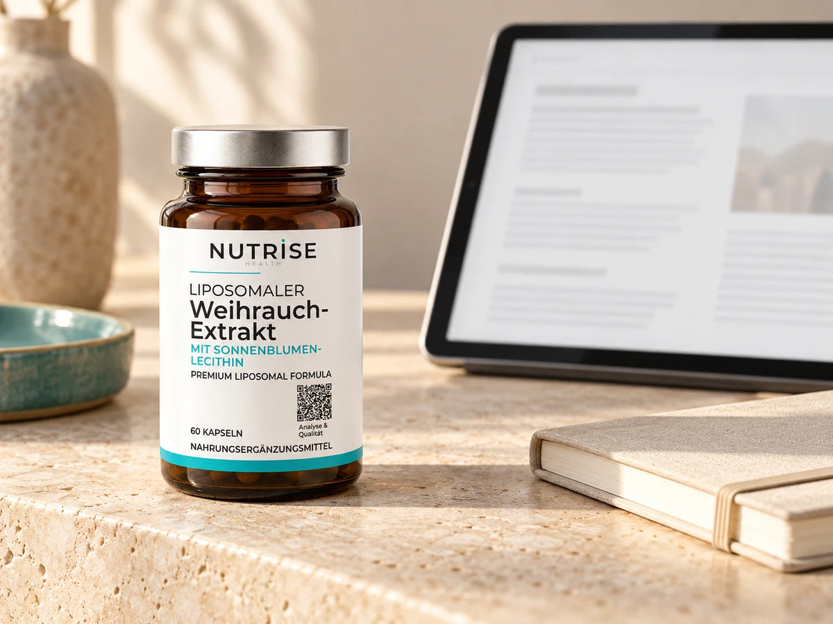 Nutrise Weihrauch-Extrakt im Braunglas neben einem Tablet